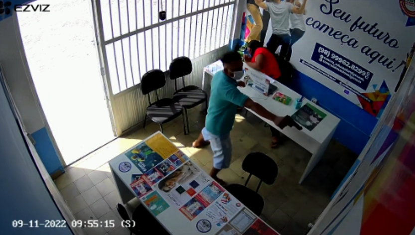 câmera flagra momento em que ladrão armado invade escola e rouba